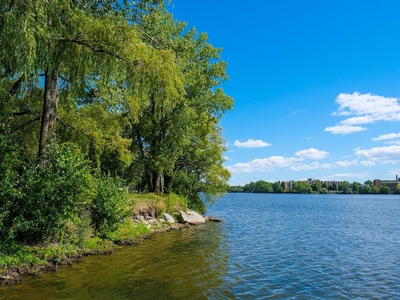 Relax near the Rivière des Prairies banks