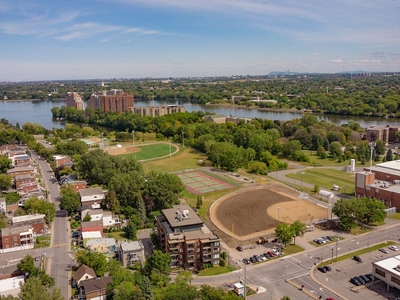 Rosaire-Gauthier park and Rivière-des-Prairies are nearby