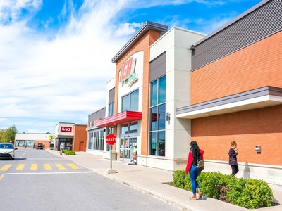 A grocery store and a SAQ just steps away